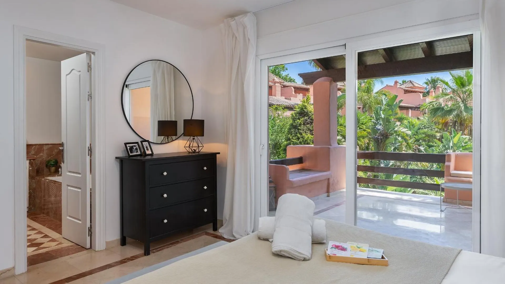 Hébergement de vacances Vacation Marbella - Villa Federer, Old Town With A Big Communal Pool And Andalusian Garden